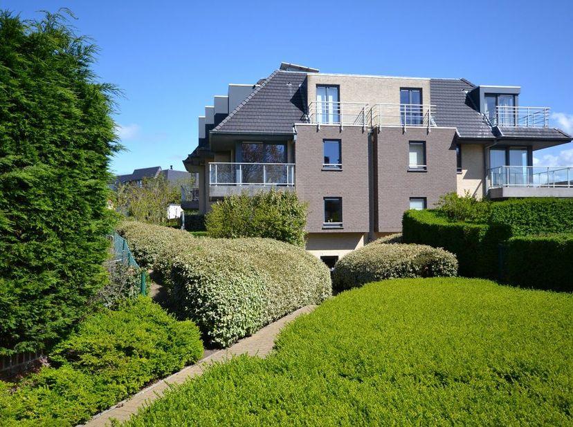 Modern ingericht appartement met twee slaapkamers en ruim zuidgericht terras te koop in Sint-Idesbald.&lt;br /&gt;
Het appartement bevindt zich in een klein